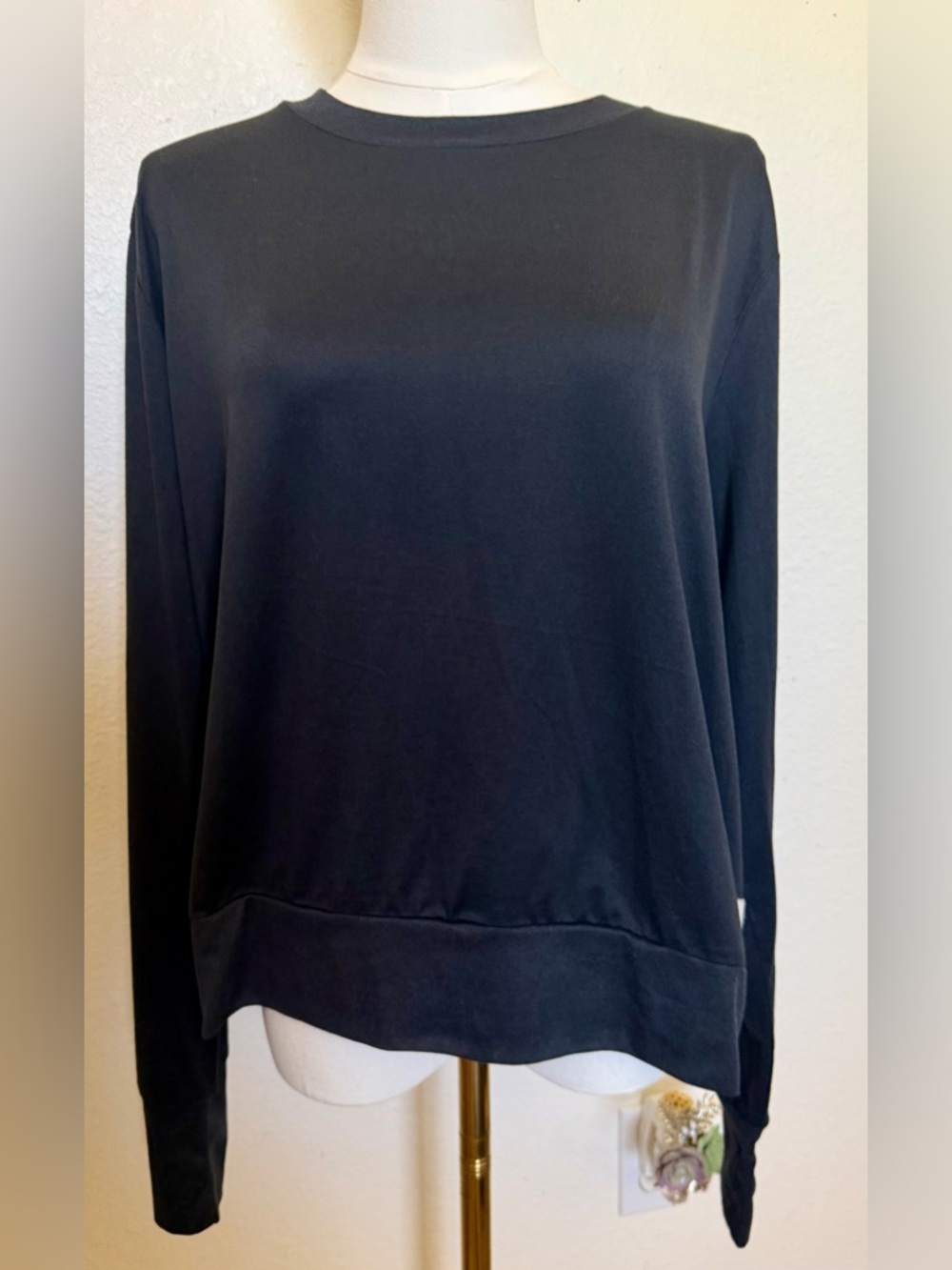 Vuori Halo- Black Long-Sleeve Crew Light Sweatshirt